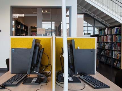 bord afskærmning med gul filt